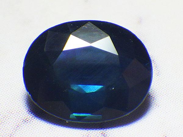 ブルーサファイア（約7.86×6.21×3.71mm）