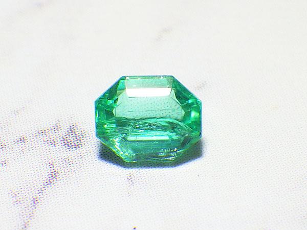 エメラルド・２（約4.7×3.8×2.8mm）クラック有