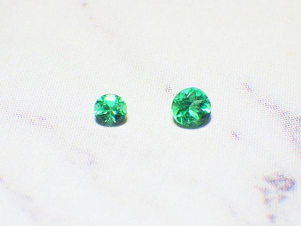 エメラルド・３（約1.8mm・約2.3mm）2個セット1枚目の画像